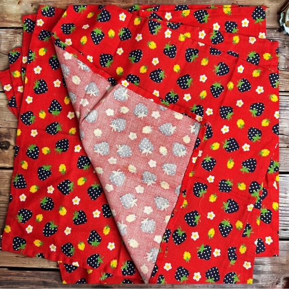 Vintage cloth polkadot strawberry napkins - set of 6 - Picture 3 of 4